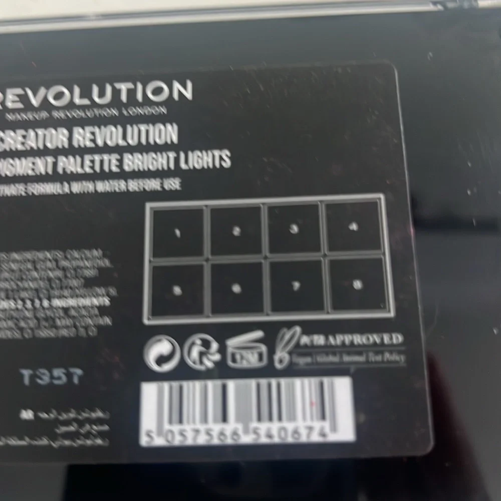 Revolution‎ Creator Hydra Pigment Palette Bright lights water activate.
